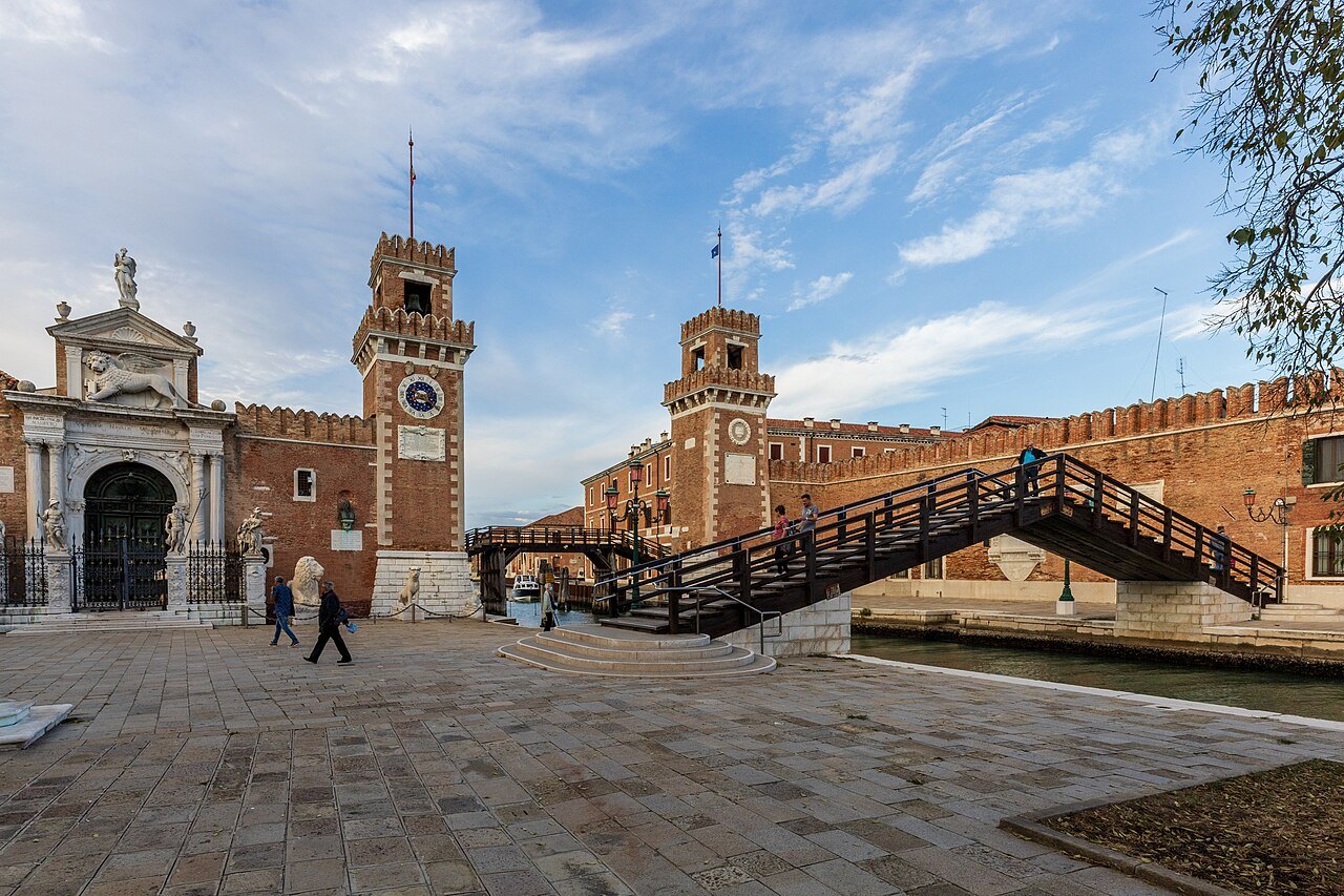 The Porta Magna and the towers seen across the Campo de l'Arsenal