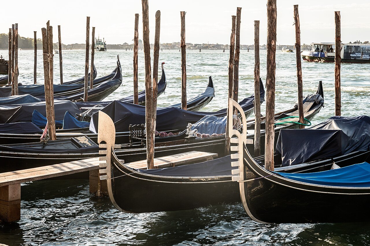 How does a gondola ride in Venice work?