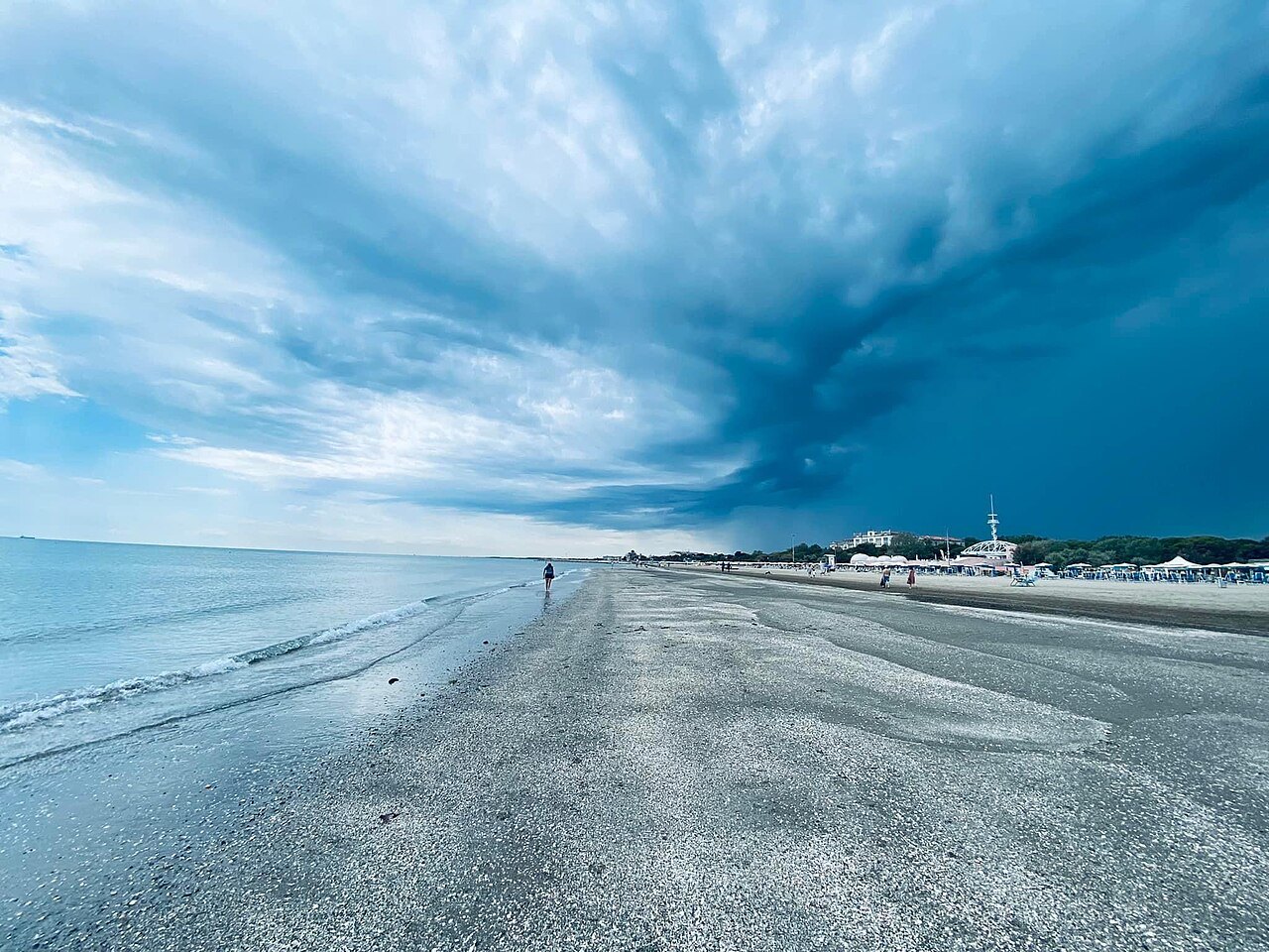 The wide beach of the Lido on the open sea