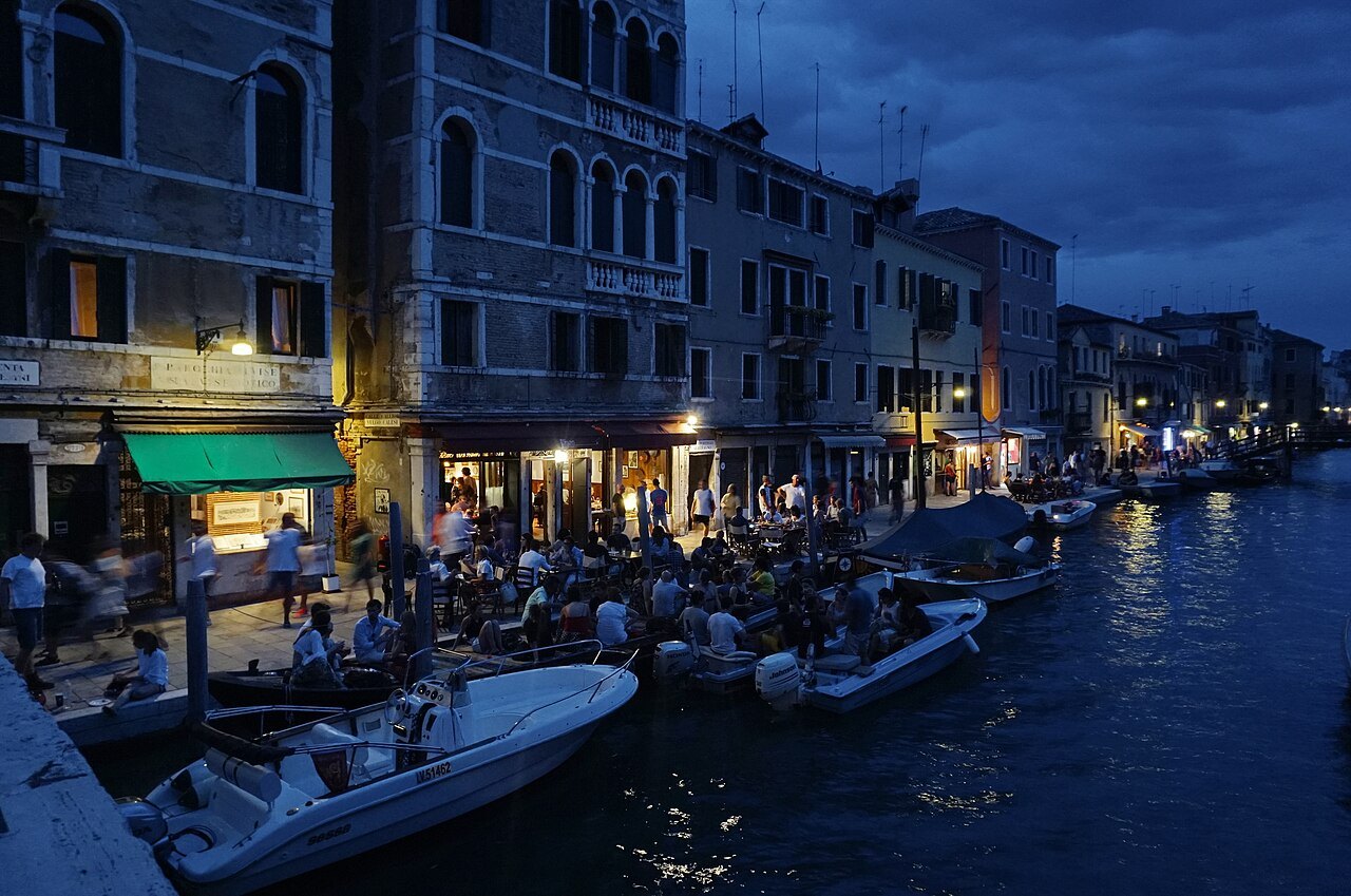 Evening along the Fondamenta degli Ormesini in Cannaregio