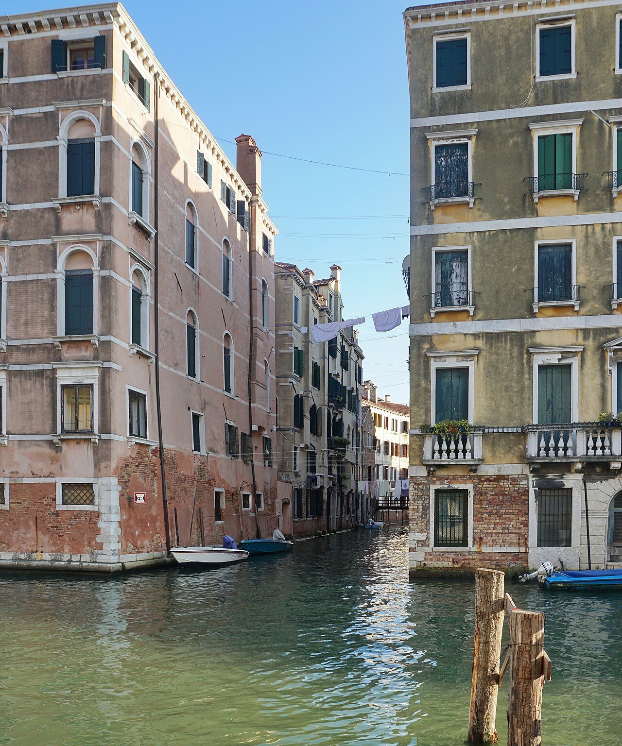 The Rio del Ghetto Novo between tall houses