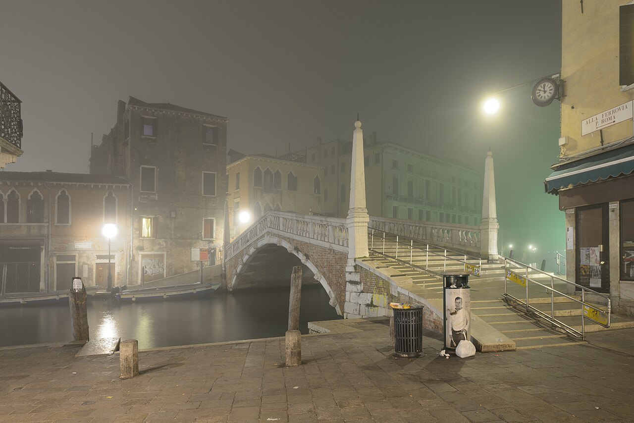 The Ponte delle Guglie in fog at night