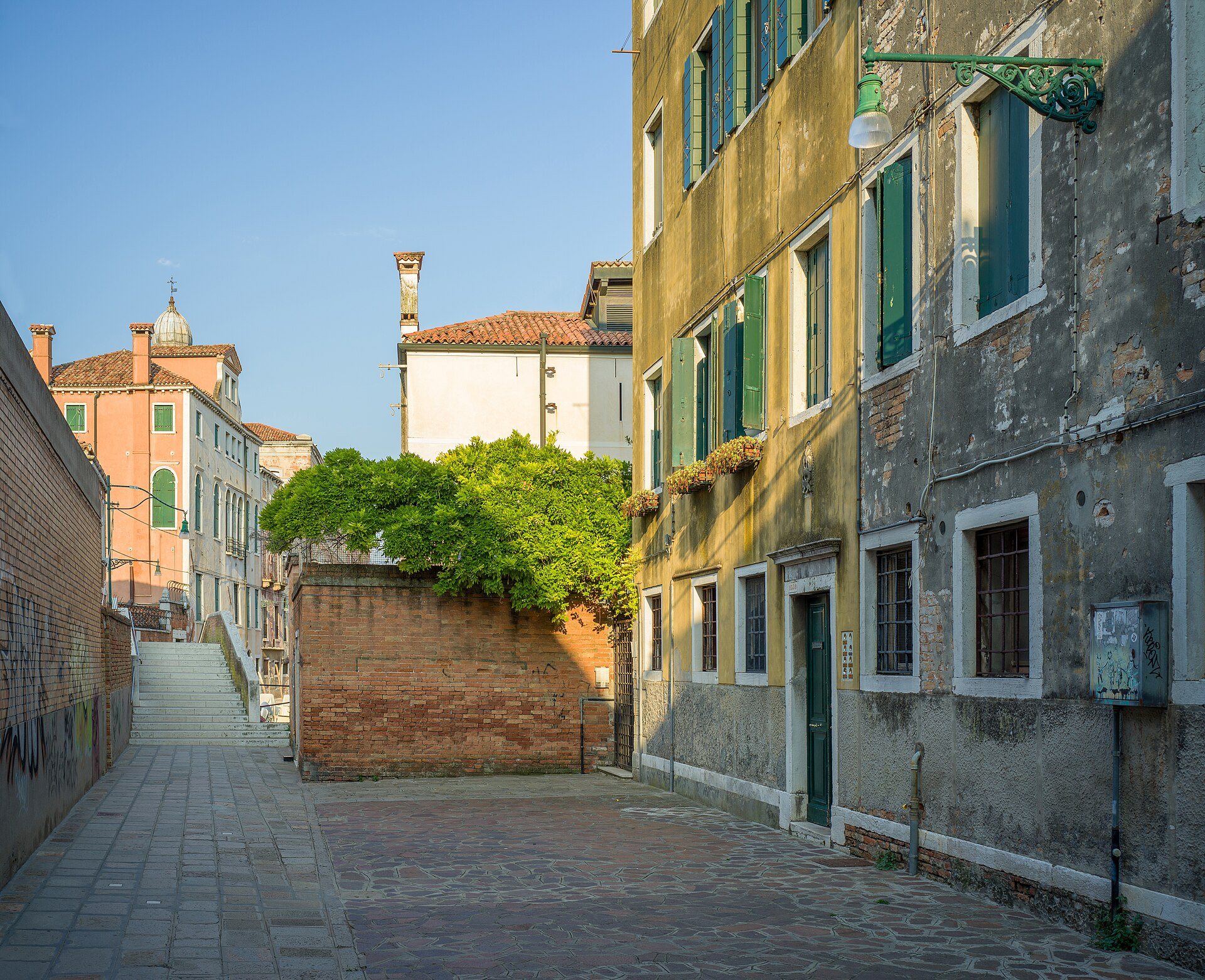 A quiet calle in Dorsoduro running to the Ponte Sartorio