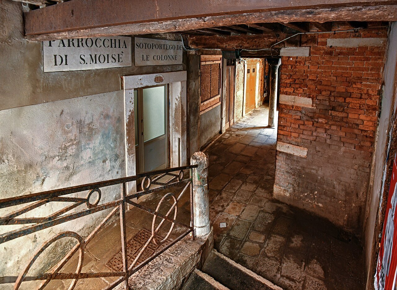 The Sotoportego de le Colonne passing under a building