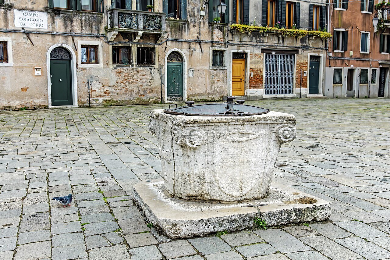 The wellhead in Campo San Giacomo dall'Orio