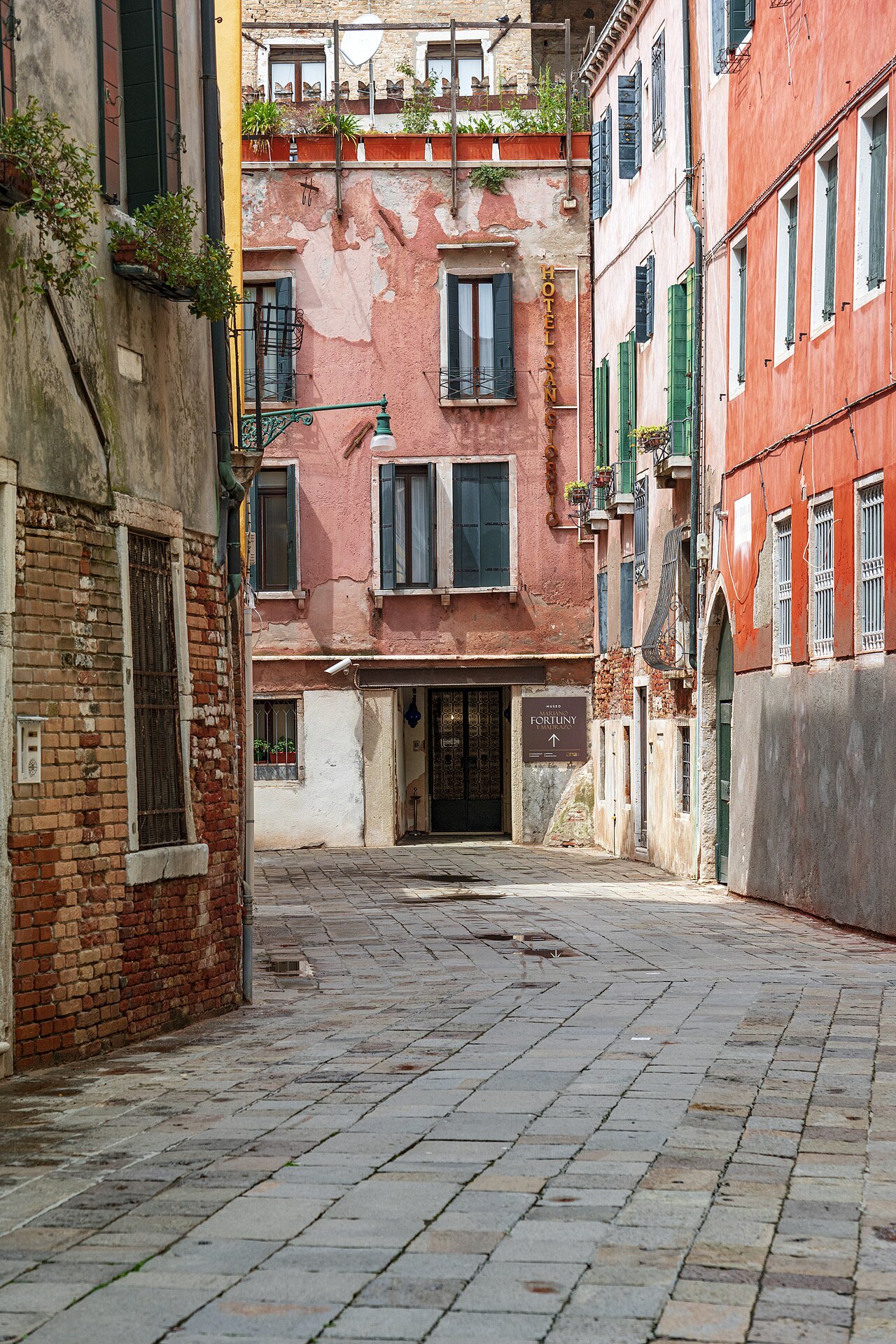 The Rio terà de la Mandola, a filled-in canal now a street