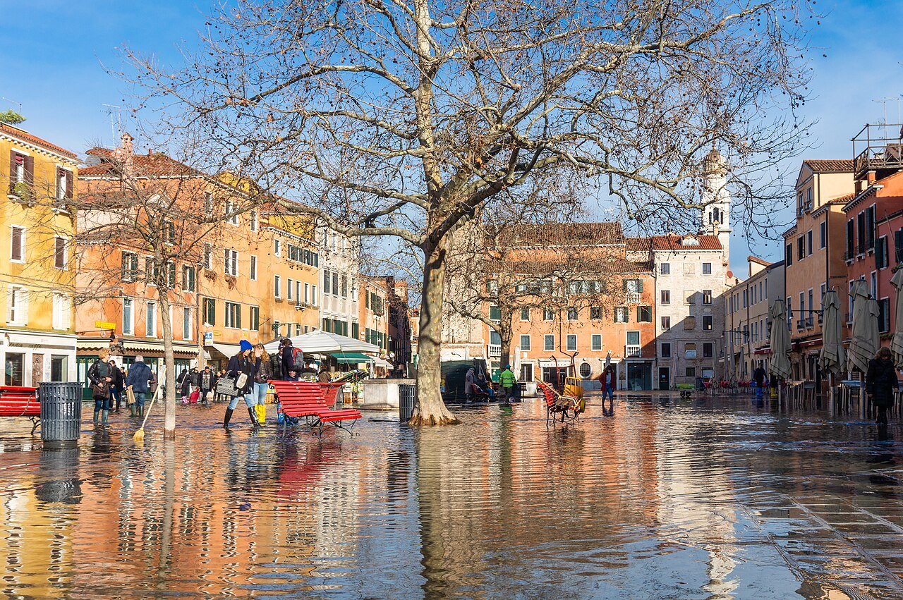 Acqua Alta in Venice: the Tide, the Sirens and the Walkways