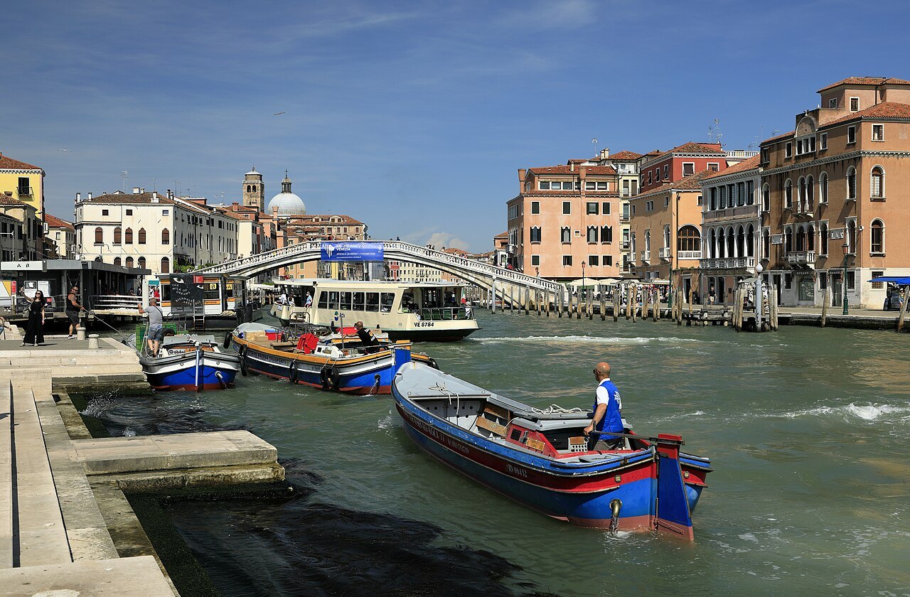 Boats on the Grand Canal by the Scalzi bridge