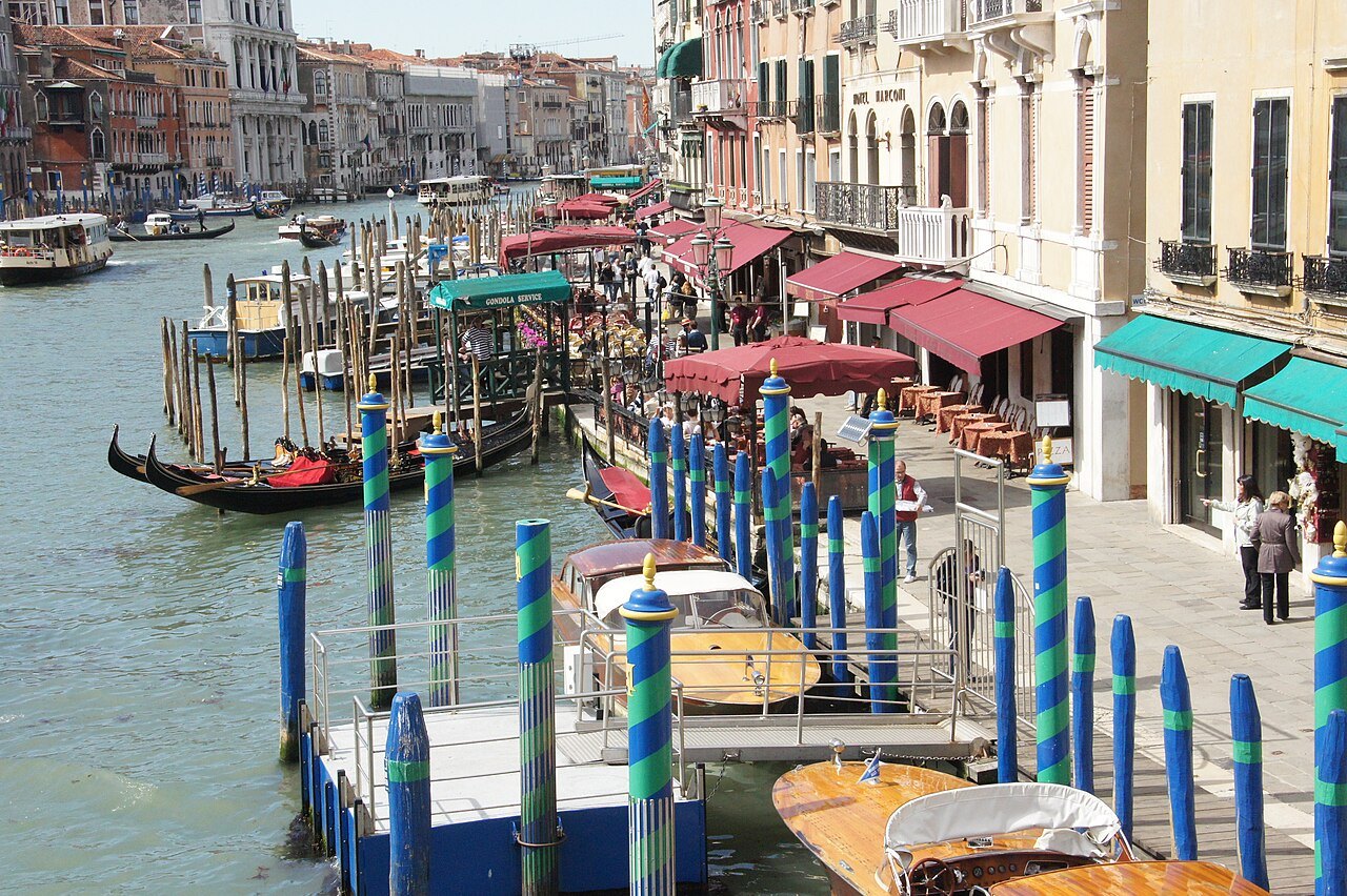 Gondolas and café awnings along the Riva del Vin
