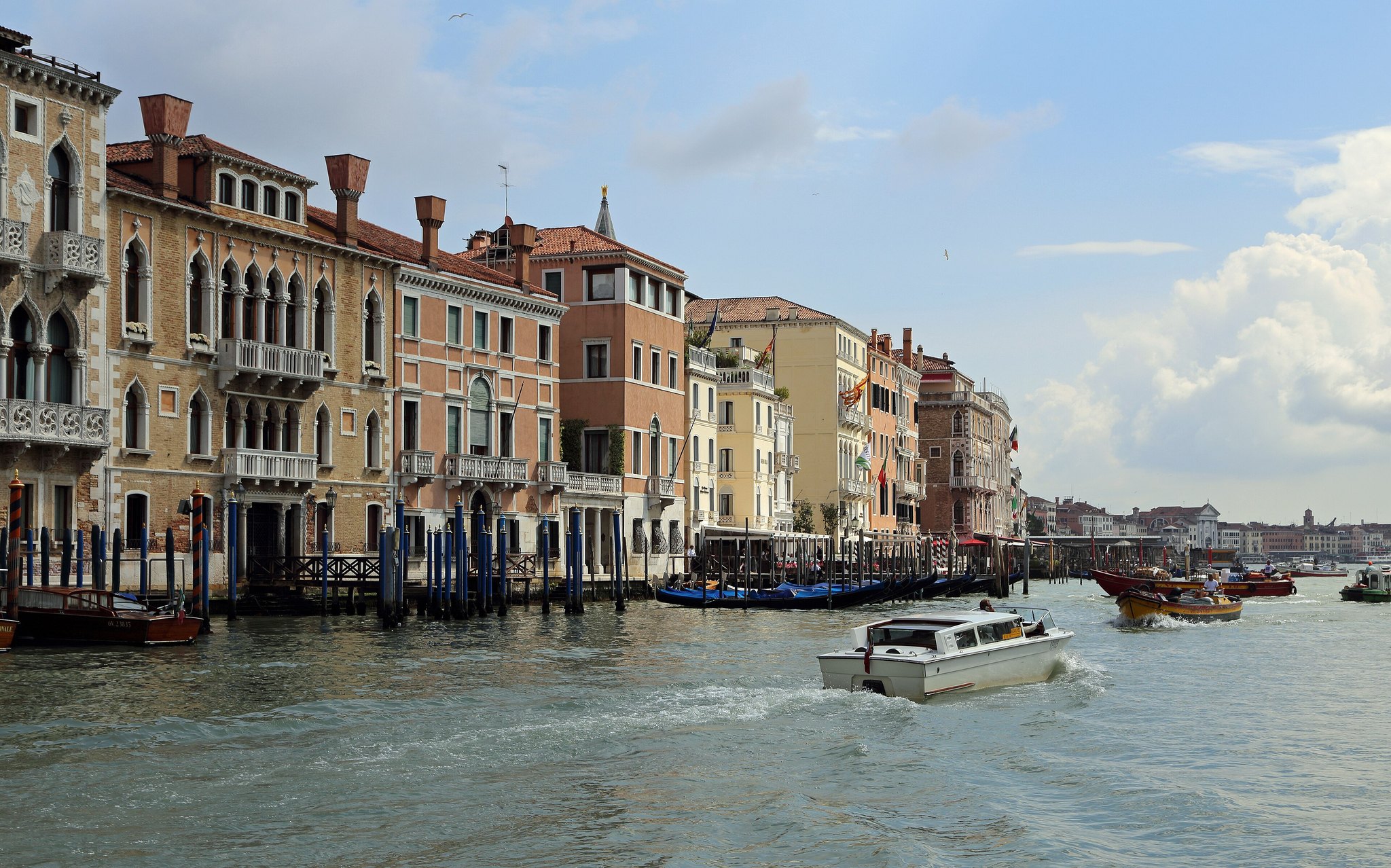 A stretch of the Grand Canal with a waterbus passing between the palace fronts