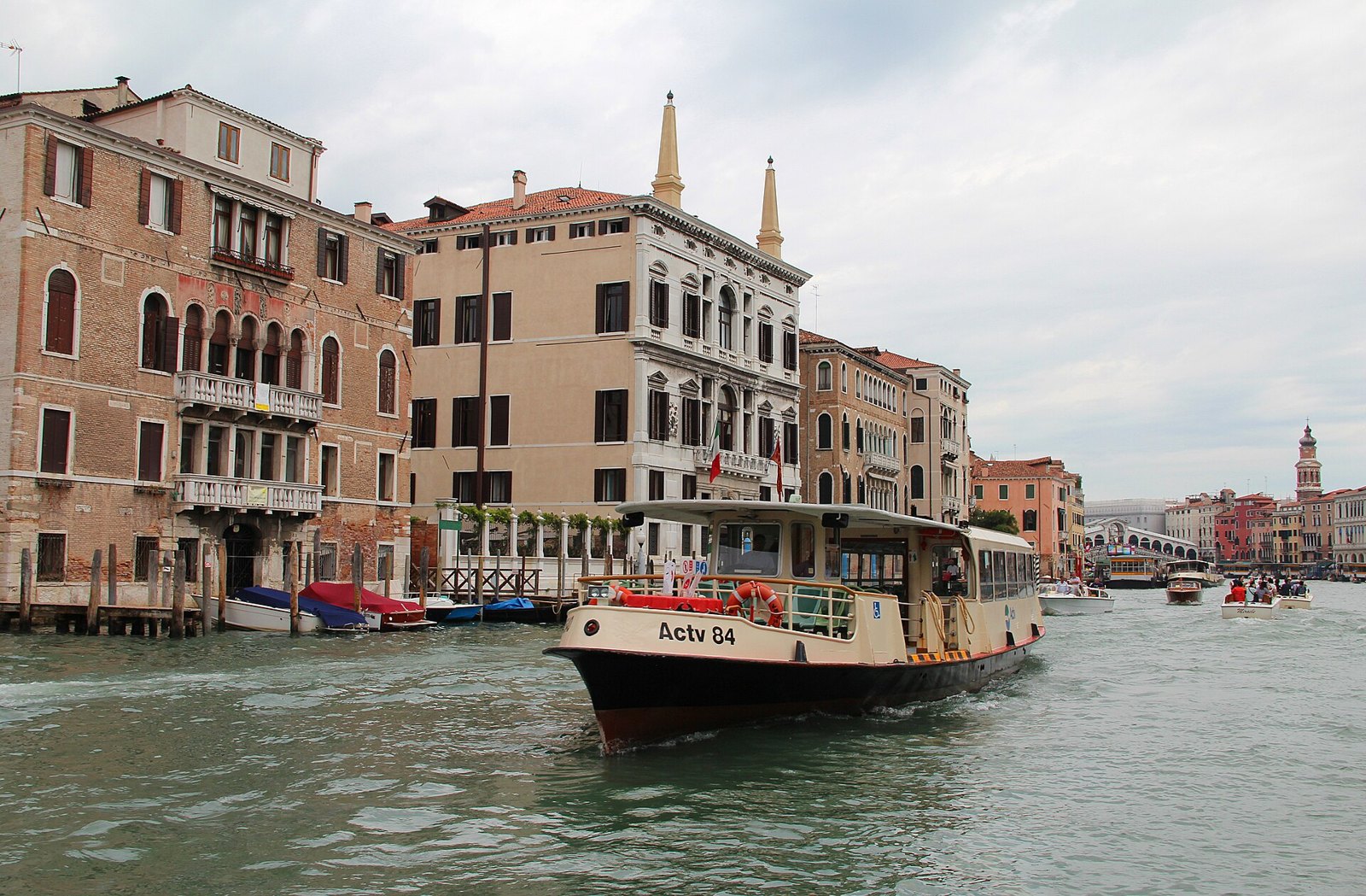 0 Venise, vaporetto naviguant sur le Grand Canal 2